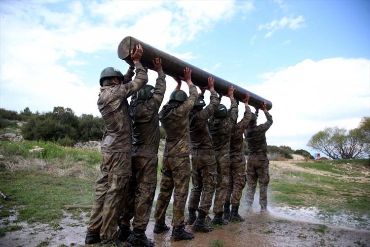 <p>Düşman taktik komuta merkezi imhası emri ile bölgeye sızmak için harekete geçen komandolar, sızma aşamasında düşman kuvvetlerinin hiç tahmin edemeyeceği noktaları kullanmaya karar verdi.</p>
