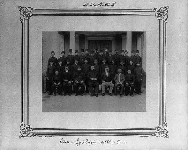 <p>Mekteb-i Sultani öğrencilerinin grup fotoğrafı</p>
<p> </p>