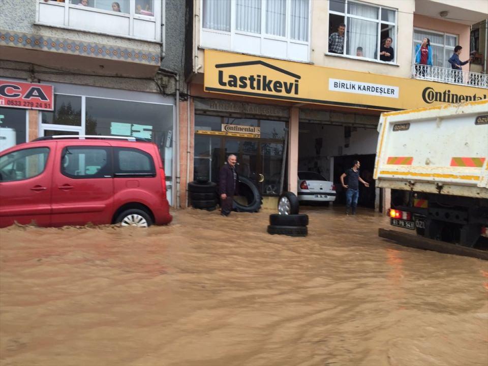 <p>Elektrik kesintisinin yaşandığı ilçede, Beşikdüzü Sağlık Merkezini de su bastı.</p>