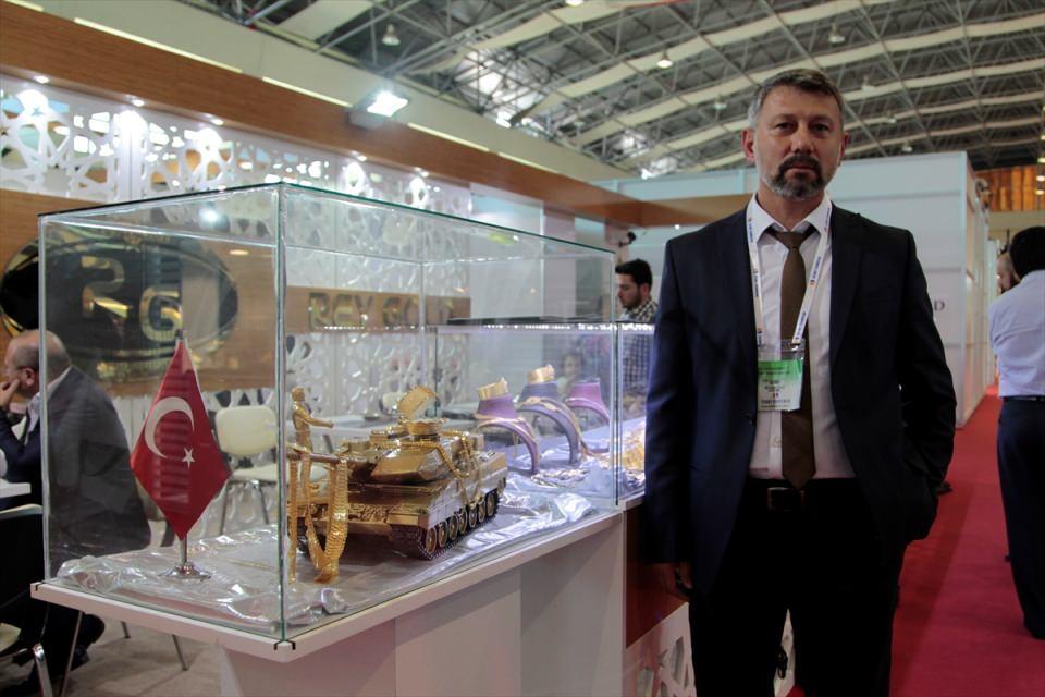 <p>Kuyumcu Reyhanlıoğlu, AA muhabirine yaptığı açıklamada, Türkiye genelinde pazar ağlarının bulunduğunu, ülkede istihdam sağlayarak çalışmaya devam ettiklerini söyledi.</p>

<p> </p>
