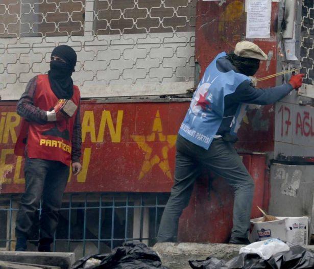 <p>Grup ise polise havai fişek, molotof kokteyli ve taşlarla karşılık verdi. Bazı göstericilerin ise ses bombası attığı görüldü.</p>

<p> </p>
