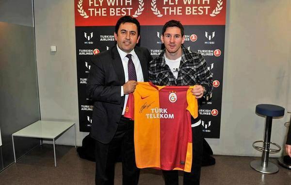 <p>Messi - Galatasaray<br />
<br />
Barcelona'nın dünyaca ünlü yıldızı Messi de Galatasaray formasıyla poz vermişti.</p>