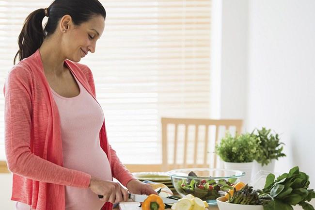 <p>Uzmanlar, hamilelikte anne adaylarının nasıl beslenmesi gerektiğine dair bazı tavsiyelerde bulunuyor. İşte o öneriler...</p>
