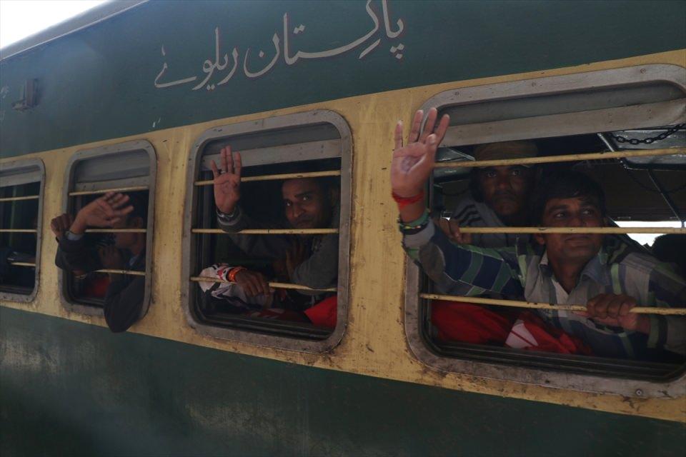 <p>Pakistan kara sularında yasa dışı avlanmakla su&ccedil;lanan 219 Hint balık&ccedil;ı serbest bırakıldıktan sonra, &uuml;lkelerine g&ouml;nderilmek &uuml;zere Pakistan'ın Kara&ccedil;i tren garına getirildi.</p>
