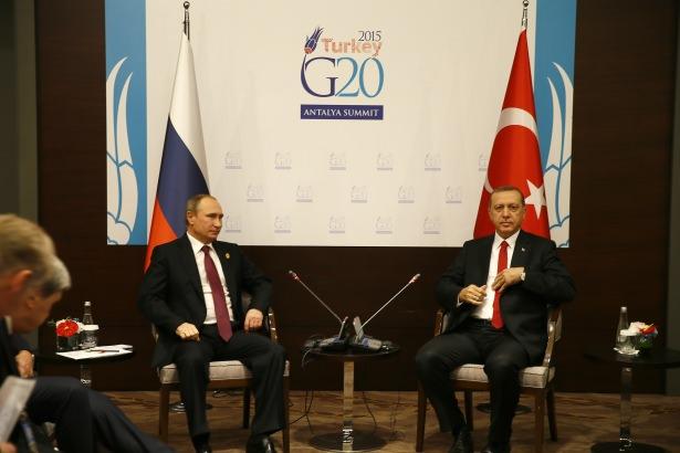<p><strong>TOPLANTIYA FİDAN DA KATILDI</strong></p>
<p>G20 Liderler Zirvesi'nin düzenlendiği Regnum Otel'deki basına kapalı görüşme, yaklaşık 1 saat sürdü. Görüşmede Türk tarafından Dışişleri Bakanı Feridun Sinirlioğlu, Enerji ve Tabii Kaynaklar Bakanı Ali Rıza Alaboyun ile MİT Müsteşarı Hakan Fidan, Rus tarafından da Rusya Dışişleri Bakanı Sergey Lavrov hazır bulundu. </p>