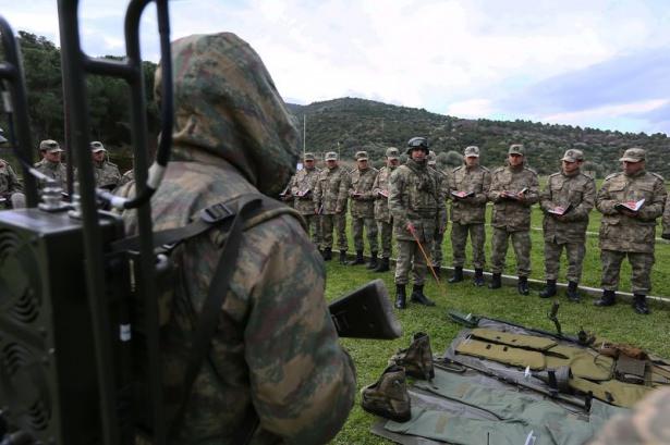 <p>Sıkı bir disiplin içinde gerçekleştirilen eğitimlerde, mayın ve el  yapımı patlayıcı türleri ile bunların tespit ve imhasında kullanılan araç gereci  öğrenen askerler, eğitimin bir parçası olarak uygulamalı olarak kendi içlerinde  oluşturulan Mayın El Yapımı Patlayıcı Tespiti ve İmha (METİ) timleri ile arazide  göreve çıkıyor.</p>
