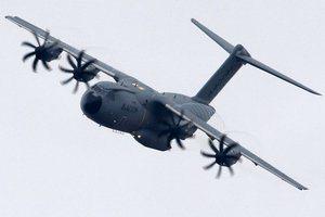 <p><br />
Paris Airshow’un 100 yıllık geçmişiyle yoluna devam etmesi, aynı zamanda bu coğrafyalarda havacılık endüstrisinin mazisine ve hali hazırda güçlü olmasına tekabül ediyor. Zaman zaman Türkiye’de çeşitli havacılık projeleri gündeme geldiğinde, mesela milli muharip uçak (FX), bölgesel yolcu uçağı (Dornier 328), insansız hava araçları (Anka, Bayraktar ve Karayel) konuşulduğunda, Kanadalı Bombardier, Brezilya Embraer bir yana Boeing ve Airbus’a sahip bir ülke havasına giriyoruz</p>