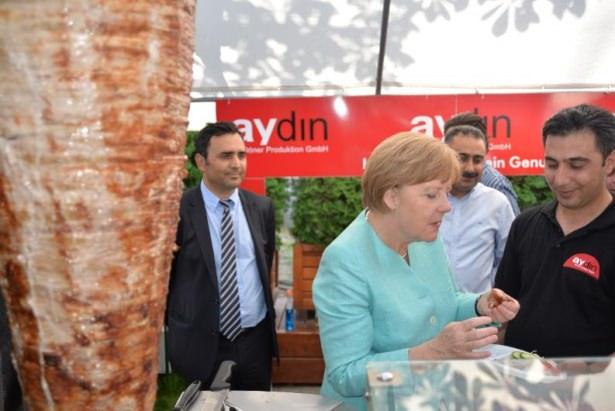 <p>Sahibi Türk olan bir firmanın standına giden ve 80 kiloluk döneri ilk kesip tadına bakan da Merkel oldu.</p>

<p> </p>

