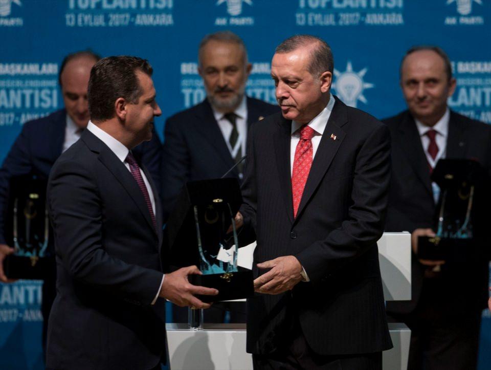 <p>Balıkesir'in Karesi Belediye Başkanı Yücel Yılmaz ödül aldı.</p>