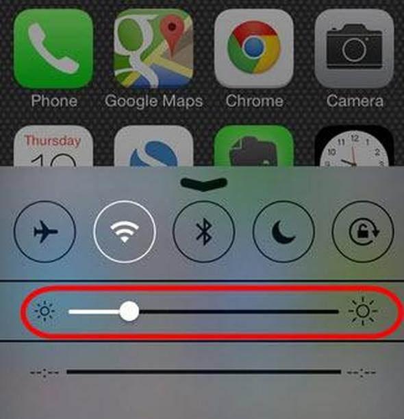 <p>Ekran parlaklığını kısarak da batarya ömrünü uzatabilirsiniz. Gözünüzü zorlamayacak şekilde parlaklık seviyesini AirDrop ayarını yaptığınız bölümden değiştirebilirsiniz.</p>
