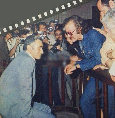 <p>Mahkeme salonunda Cem Karaca Yılmaz Güney buluşması Adana Yumurtalık hakimi Sefa Mutlu’yu öldürmek suçundan yargılanan Yılmaz Güney'in 13 Temmuz 1976 günü yapılan karar duruşması. Ankara'da devam eden ve 18 yıl ağır hapis cezasına çarptırıldığı duruşmada Yılmaz Güney'e destek amaçlı salonda sanatçı dostları Hakan Balamir, Semra Özdamar ve Cem Karaca da bulunmaktaydı.</p>

<p> </p>
