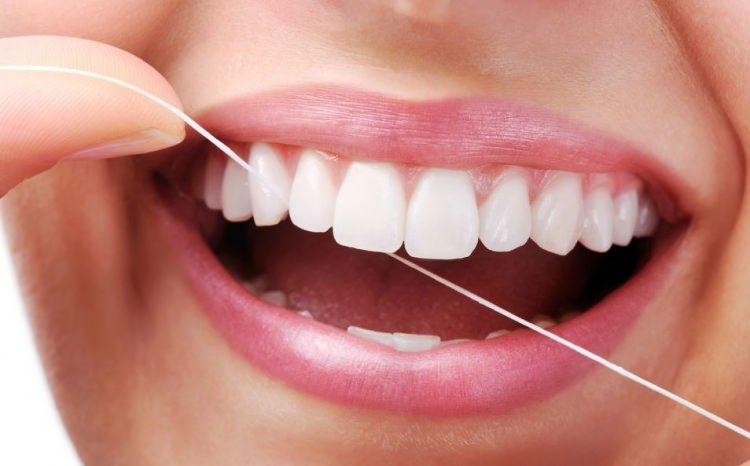 <p>Burada dikkat edilmesi gereken hususlardan bir tanesi dişlerin sağlıklı olması için sadece 3 kez fırçalamanın yetmediği bunun yanında temizliği destekleyecek diş ipi, ara yüz fırçası gibi malzemelerin de düzenli olarak kullanılmasıdır.</p>
