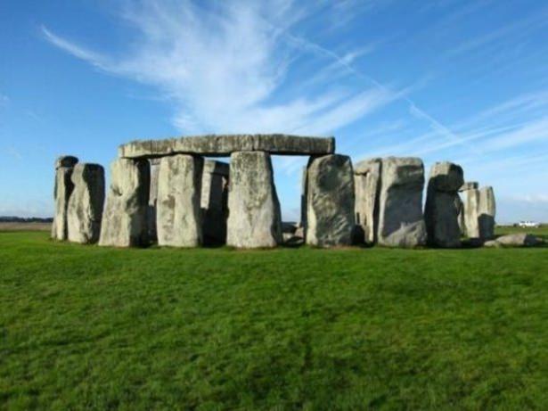 <p><strong>STONEHENGE TAŞLAR</strong></p>
<p>Güney İngiltere'de Salisburg düzlüklerinde yer alan üç metreden yüksek, dikine duran taşlardan oluşan Stonehenge taşları da sırlarını koruyor. Her biri tonlarca ağırlığındaki taşlar mühendislik harikası olarak değerlendirilirken, çeşitli efsaneler de bulunmakta. Dinsel törenlerin yapıldığına inanılan Stonehenge'in rasathane olduğu yönünde çeşitli bulgular olmasına rağmen halen taşların sırrı çözülemiyor.</p>