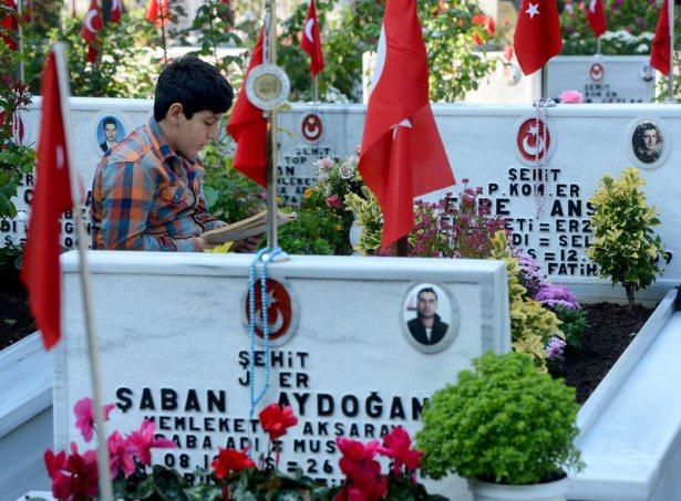 <p>Edirnekapı Şehitliği Kurban Bayramında şehit yakınlarıyla dolar. </p>