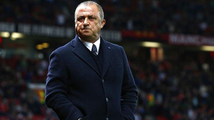 <p>Arena'da Fenerbahçe'ye 2-1 mağlup olan Galatasaray'da teknik direktör Fatih Terim: 3 puanı aldılar. Kendi oyuncularımı da kutluyorum, hiçbir zaman beraberlik düşünmeyip, oyunun her türlü altından kalkmaya çalıştılar, olağanüstü de oynadılar. Tek eksikleri çok yakın mesafeden topu içeri atamamaktı. Kaybettik diye böyle oynayan bir takıma kalkıp bir şey diyecek halim yok açıkçası. Son yıllardaki en tek taraflı derbi oldu herhalde, ikinci yarı için söylüyorum özellikle. O yüzden onlara da kızamıyorum, kime kızacağım kendime kızayım bari"</p>
