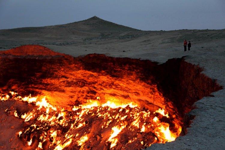 <p>Door To Hell (Cehennem Kapısı)</p>
<p>Türkmenistan‘ın Ahal Vilayetindeki Derweze ilçesinde bir doğalgaz kuyusudur. 1971‘de Rus yer bilimi uzmanları doğalgaz araması yaparken tesadüfen buldukları uzun bir kuyudur. Çapı 70 metreyi bulan bu kuyudan metan gazı çıktığı için bilim insanları çevreyi korumak için o senede bu kuyuyu ateşe verdiler ve o zamandan beri kuyu sürekli yanmaktadır.</p>