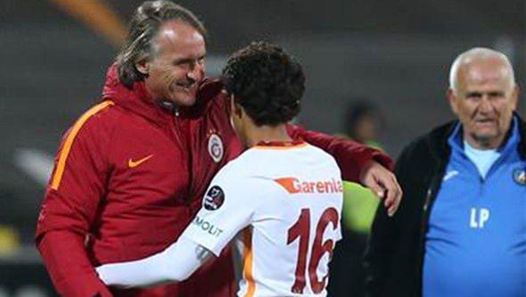 <p>Uzatma dakikalarıyla sahada 7 dakika kalan genç futbolcu maçtan sonra teknik direktörüne koşarak kendisine teşekkür etti." 3 yıl önce Denizlispor'dan transfer edilen ve orta sahada iki yönlü olarak oynayabilen Mustafa Kapı ile ilgili diğer haberlerin başlıkları şöyle:</p>
