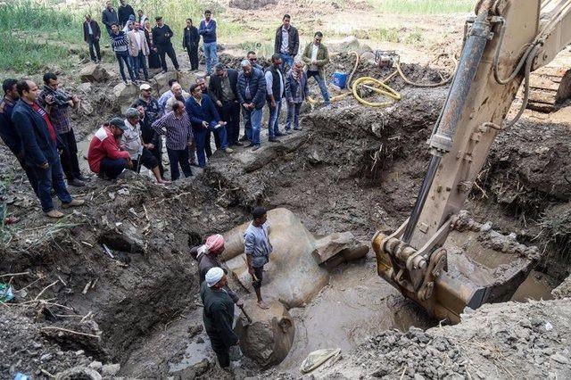 <p>Afifi, 2. Ramses’e ait olduğu tahmin edilen diğer heykelin ise 8 metre uzunluğunda, kuvarsit taşından yapılmış ve zaman içinde epeyce yıpranmış olduğunu ifade etti.</p>
<p> </p>
