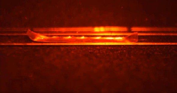 <p><strong>DÜNYANIN EN TEHLİKELİ TIRTILI</strong><br />
Varşova Üniversitesi Fizik Fakültesi araştırmacıları ise hareket edebilmek için yalnızca ışığa ihtiyaç duyan 15 milimetre uzunluğunda yumuşak bir mikro-robot yaptılar.</p>
<p> </p>