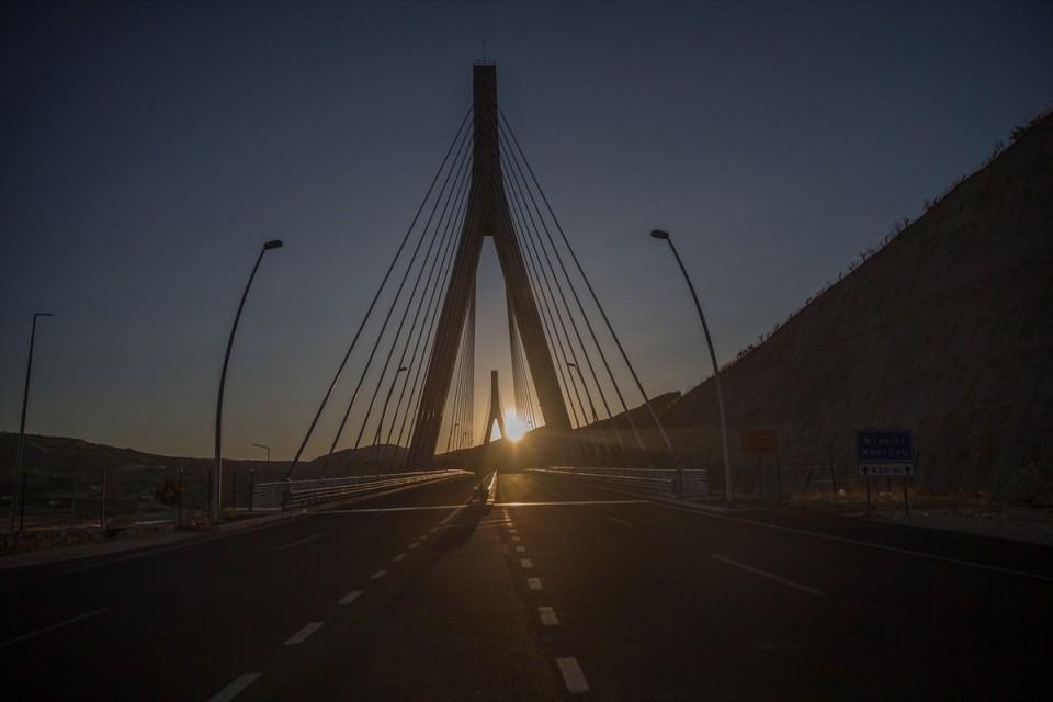 <p>Daha önce yol dardı, standartlara uygun değildi, hamdolsun, ihalesi yapıldı, şu anda yapım aşamasında, birinci sınıf kalitede duble yol yapılıyor. </p>
