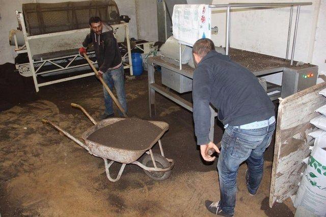 <p>Bitkilerin yetişebilmesi için sağlıklı ortamlar organik ortamlardır. Bugün maalesef topraklarımız organiklik açısından minimum seviyeye gelmiştir. </p>
