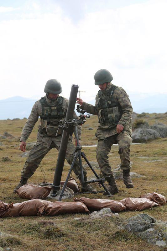 <p>&nbsp;Bolu 2. Komando Tugay Komutanı Tuğgeneral İsmail G&uuml;neşer'in (Geride) sevk ve idare ettiği, 4. Kolordu Komutanı Korgeneral Metin İyidil'in (Sağ &ouml;nde) denetlediği tatbikat, dosta g&uuml;ven verirken, d&uuml;şmana korku saldı.</p>
