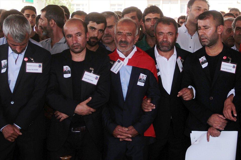 <p>Van'ın Çaldıran ilçesinin Tendürek Dağı bölgesinde şehit düşen Jandarma Uzman Onbaşı Süleyman Budak'ın cenazesi, memleketi Elazığ'da son yoluculuğuna uğurlandı. Şehidin naaşı İzzetpaşa Camisi'nde kılınan cenaze namazının ardından Salkaya köyüne bağlı Yılangeçiren mezrasında toprağa verildi. Şehit babası Veysel Budak (solda) ve kardeşleri tören boyunca büyük üzüntü yaşadı.</p>
