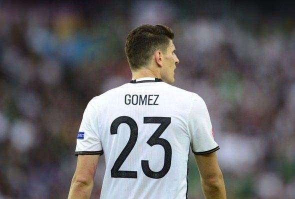 <p>Bundesliga temsilcisi, finansal yükümlülüklerinden dolayı küçülmeye gitme ve ilk iş olarak takımdan yüksek maaşlı futbolcuları gönderme kararı aldı.</p>
