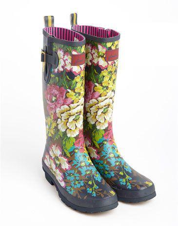 <p>Yağmu çizmelerinde en sık tercih edilen desen ise; çiçek motifleri oldu.</p>
