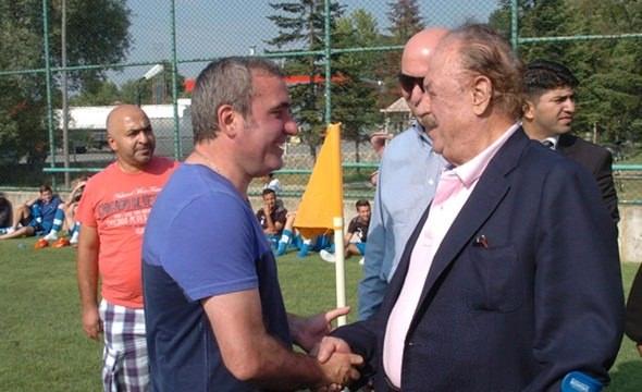 <p>Başkan her ne kadar “Kapandı” dese de Zaire, Nijerya, Zimbabve gibi ülkeleri gezerek Afrika’dan futbolcu getirmeye devam etti. Her transfer döneminin başında tek amaçlarının, talibi olan futbolcuları satıp yarı fiyatına yenilerini almak olduğunu söyledi. Tabii ki hiçbiri yine bir transfer döneminde hızını alamayıp söylediği “Kulübün menfaatleri için istesinler, kendimi bile satarım” cümlesi kadar etkili değildi. Hatta değerini de 20 milyon dolar olarak biçmişti!</p>
