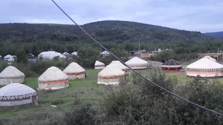 <p>Hiçbir masraftan kaçınılmadı şartlar dış mekan olduğu için bizi zorluyor. Yağmur, çamur ve Karadeniz kıyısı rüzgarları çok sert ama bunların dışında çok gerçekçi bir plato.</p>
