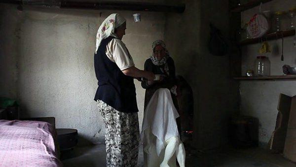 <p><em><strong>Farkında olsak da, olmasak da yaşamımızda adet ve alışkanlıklarımızın büyük yeri var. Kaynağını bilmediğimiz pek çok âdeti hiç sorgulamadan uyguluyor hatta nesilden nesile taşıyoruz. Şamanizm’den günümüze kadar gelip yaşamımıza sızmayı başarmış bu uygulamaları öğrenmeye ne dersiniz? </strong></em></p>
<p><br />
<strong>Kurşun döktürmek</strong></p>
<p>Şaman geleneklerinde, “Kut Kuyma” adı verilen kurşun dökmenin insana musallat olan kötü ruhları ortadan kaldırdığına inanılırdı. Günümüzde de bir tas suya dökülen kurşunun o anda, kişinin beyninde birikmiş olan statik elektriği aldığı bilimsel olarak ispatlandı. Yani, kurşun dökmeye devam diyoruz.<br />
<br />
<strong>KAYNAK: TUĞBA SİM- BUGÜN</strong></p>