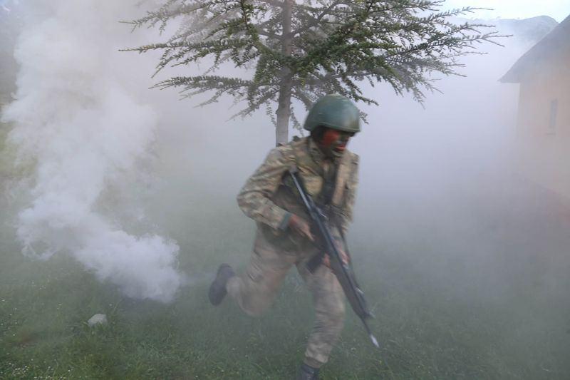 <p>"PKK'nın hangi güzergahı geçiş olarak kullandığı istihbarat birimleri tarafından biliniyor. Bunun dışında zaten arazi şartları öyle bir geçişe uygun değil. Alınacak tedbirlerle öncelikle bu güzergahlarda güvenlik sağlanacak. Ardından dağlar, ovalar, tepeler, mağaralara yoğun operasyonlar yapılacak" dedi.</p>