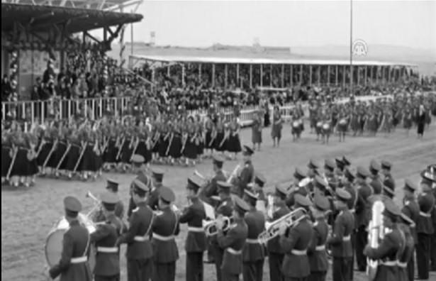 <p>Film, yabancı misyon temsilcilerinin 2. TBMM binasından çıkışının akabinde kutlamalar dolayısıyla Ulus Meydanı'ndaki coşkulu kalabalık ve "10. Yıl Marşı"nın duyulmasıyla sona eriyor.</p>
