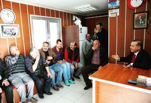 <p>Ziyarette diğer bir ilginç an ise, taksi şoförlerinden birinin cep telefonunun çalmasıyla başladı. Telefonda çalan yabancı bir şarkıya ait zil sesi, Erdoğan ve şoförler arasında gülüşmelere neden oldu. </p>
