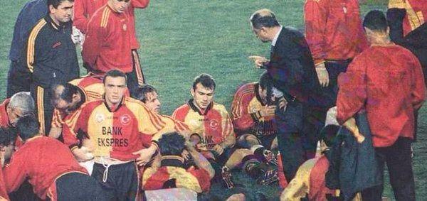 <p>Fatih Terim,takımını penaltı atışlarına hazırlıyor (1998)</p>

