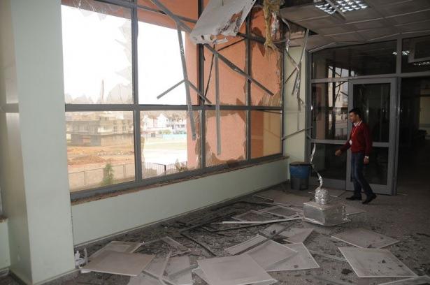 <p>Şırnak'ın Cizre ilçesinde terör örgütü PKK mensuplarının polis aracına düzenlediği saldırıda roketatar mermisi, Cizre Devlet Hastanesinin diyaliz servisine isabet etti. Saldırıda can kaybı ve yaralanan olmazken, binada hasar oluştu.</p>