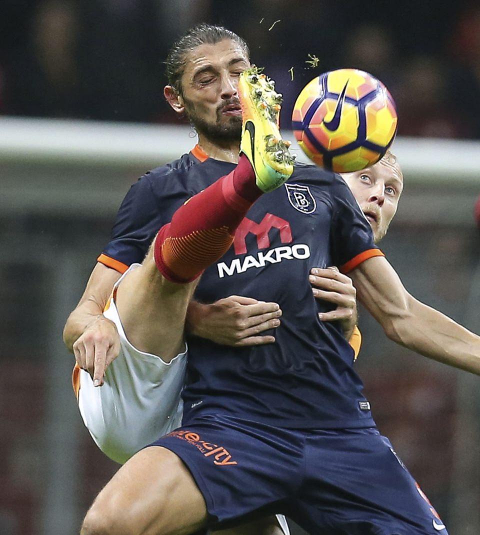 <p><strong>Mehmet Batdal ile Semih Kaya'nın mücadelesi</strong><br />
<br />
Spor Toto Süper Lig'de 10. haftanın açılış maçında Galatasaray ile Medipol Başakşehir, Türk Telekom Arena'da karşılaştı. Bir pozisyonda Galatasaraylı oyuncu Semih Kaya (26) ile Medipol Başakşehirli futbolcu Mehmet Batdal (9) mücadele etti.<br />
<br />
<strong>Salih Zeki Fazlıoğlu</strong></p>
<p> </p>