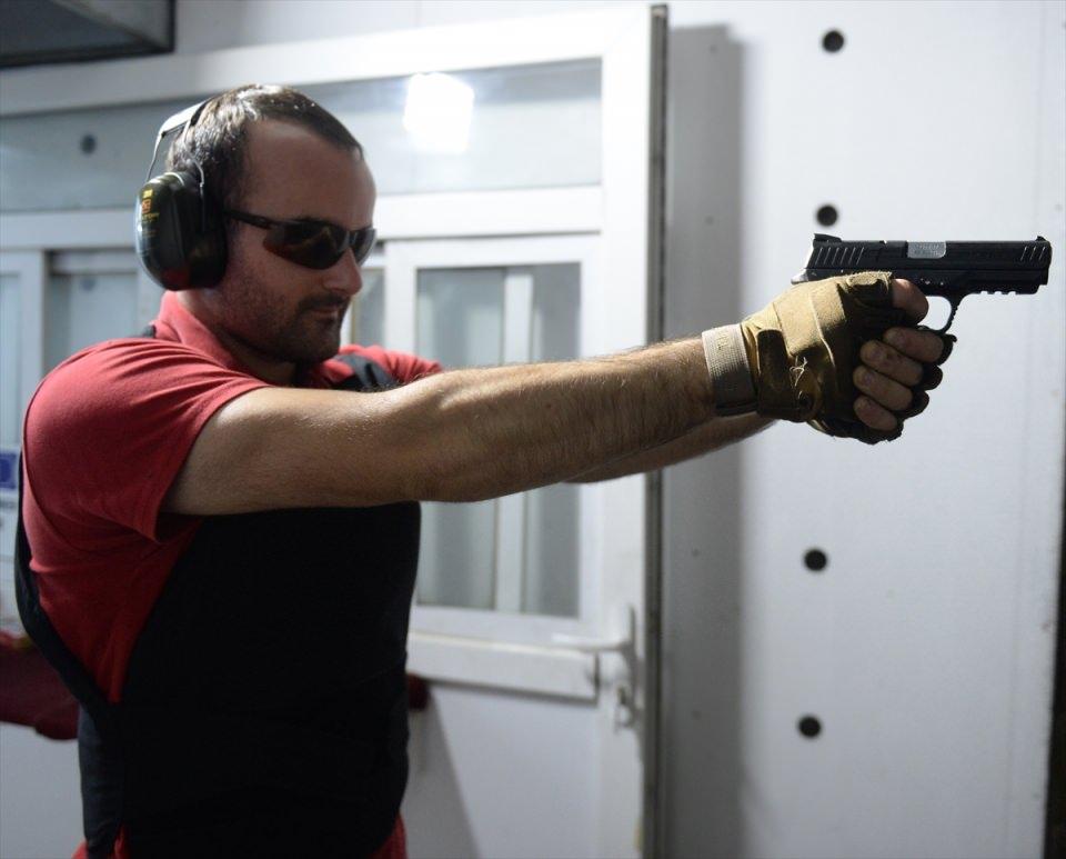 <p>Nesil, AA muhabirine yaptığı açıklamada, 23 yıldır hafif silah sektöründe faaliyet gösterdiklerini söyledi.</p>
<p> </p>
