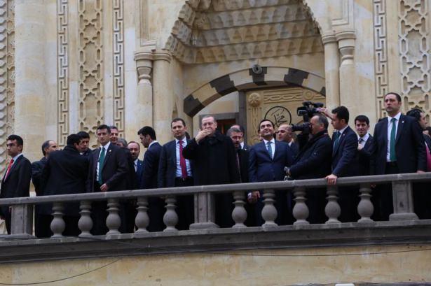 <div>Kırşehir Belediyesini ziyaret eden Cumhurbaşkanı Erdoğan, Cuma namazı için camiye yürüyerek gitti.</div>

<div> </div>
