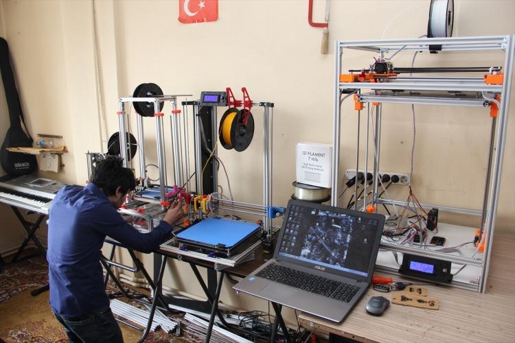 <p>Fatih Mesleki Teknik Anadolu Lisesi Öğretmeni Emre Altunç da söz konusu kulüp ile benzer çalışmalarda iş birliği yapmak için protokol imzaladıklarını ve "mini sumo", "çizgi izleyen robot" ile "drone" kategorilerinde çalışmalarını sürdürdüklerini belirterek, "Küreselleşen dünyada robot teknolojisi ön plana çıktı.</p>
