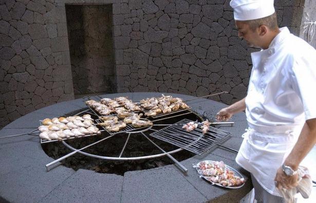 <p>Restoranda yemekleri pişirmek için ise volkanın lavlarından restoranın içindeki özel bölümlere ulaşan ısıdan faydalanılıyor.</p>

<p> </p>
