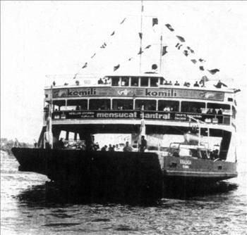 <p>DÖRT KAPTAN KÖŞKLÜ ARABA VAPURLARI: İstanbul Şehirhatları İşletmesi’nin feribot işletmeye başladığı 1872 yılından 1952’ye dek, eldeki eski yolcu vapurları tadil edilerek araba vapuru olarak hizmet verdikten sonra, gerçek anlamda tersane yapımı ilk araba vapurları 1952 yılında Fransa’da yaptırılarak Boğaziçi’nde hizmete girdiler. Dördü de “K” harfiyle başlayan; “Kasımpaşa”, “Kızkulesi”, “Kuruçeşme” ve “Karaköy” adlı feribotlar saatte 10 mil hız yapabiliyorlardı. Bunların en büyük özellikleri ise dört taraflarında da küçük birer kaptan köşkü olmalarındaydı. Vapura her bir köşkten de kumanda edebilmek mümkündü. Yıllarca Sirkeci-Harem-Sirkeci-Kadıköy ve Kabataş-Üsküdar hatlarında hizmet verdikten sonra 90’lı yıllarda kaldırılmaya başlandılar. Aralarında en uzun süre hizmet vereni ise; “Karaköy” araba vapuru olup, o da 1995’de son seferini yaptıktan sonra emekliye ayrıldı.</p>