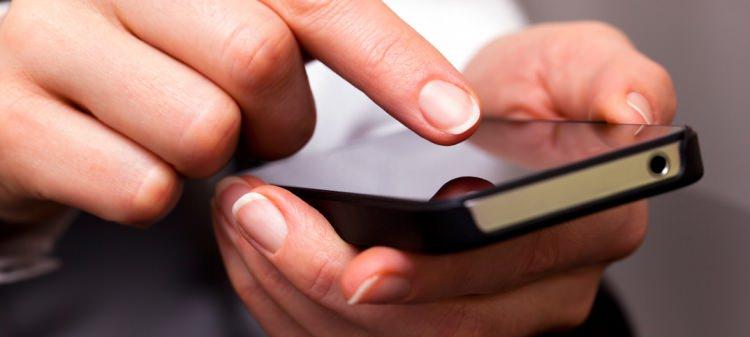 <p>- Telefon kullanırken başı öne eğmek, küçük eklemleri zorlar ve bölge adelelerinin uyumunu bozar. Yaşanılan bu ağrılar ciddiye alınmadığı sürece ileride büyük rahatsızlıklara neden olabilir. </p>