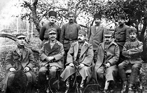 <p>2 Eylül'de esir alınan Yunan Ordusu komutanları: soldan sağa 4. Tümen komutanı Dimaras, 1. Kolordu komutanı (Başkumandanlığına yeni tayin edilen) Trikupis, Kurmay Albay Adnan Bey, 2. Kolordu komutanı Dighenis (Diyenis), Yüzbaşı Emin</p>