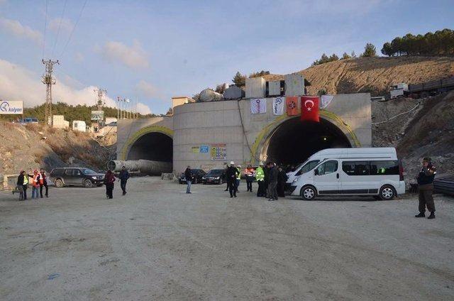 <p>Şantiye yetkilileri, Ulaştırma, Denizcilik ve Haberleşme Bakanı Ahmet Arslan'a bilgilendirmede bulundu. Bakan Arslan, incelemelerin ardından tünel ile ilgili son bilgileri basın mensupları ile paylaştı.</p>

<p> </p>
