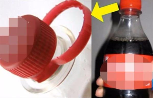 <p>Pet şişelerdeki bu disklerin kapağı kolayca açmanıza yardımcı olduklarını mı düşünüyorsunuz? Eğer öyle düşünüyorsanız, yanlışsınız. Bu diskler kapağı kolayca açmamanızı sağlamak için üretilmiştir. Çalkalanmış, gaz basınçlı şişeler eğer bu diskler olmasaydı kolayca kapağı açtığınızda patlardı. Dolayısıyla bu disklerle kapağı yavaş yavaş açtığınızda patlama ve püskürmeyi engellemiş olursunuz.</p>

<p> </p>
