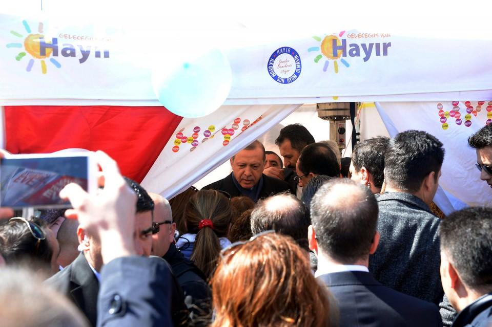<p>Erdoğan, önce Hacıosman Metro istasyonu yanında kurulan Evet standını ziyaret etti. </p>
