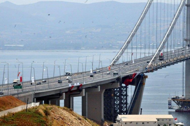 <p>Osmangazi Köprüsü'nün ulaşıma açılması ve bayram tatili boyunca bedava olmasıyla birlikte Eskihisar'da feribotlara ilgi olmadı. Osmangazi Köprüsü'nden geçişin bedava olduğunu bilmeyenler Eskihasar'a gelerek feribotları kullandı. Osmangazi Köprüsü'nde ise araç yoğunluğu yaşanırken, hatıra fotoğraf çektirmek için sağ şeritlerde duran sürücüler ulaşımı tehlikeye soktu.</p>
<p> </p>