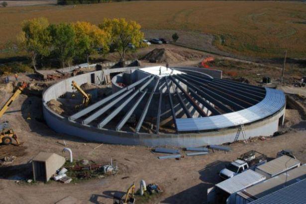 <p>Yeraltına inşa edilmekte olan l&uuml;ks "Kıyamet Sığınağı&rdquo;, m&uuml;şterilerine havuz, sinema salonu, tıp merkezi ve k&uuml;t&uuml;phane gibi hizmetler de sunuyor.</p>
